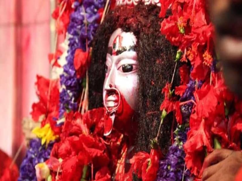 *প্রত্যেক বছরের মতো এই বছর ও কৌশিকী আমাবস্যা পালিত হবে বীরভূমের তারাপীঠে। কোন সময় আপনি পুজো দিলে আপনার মঙ্গল হবে। এ বিষয়ে তারাপীঠ মন্দিরের এক সেবায়েত জানান, আমাবস্যা শুরু হওয়ার মুহূর্তে সূর্যের প্রখর তাপ ওঠার আগেই পুজো দিলে মা তারা আশীর্বাদ থাকবে আপনার সঙ্গে। আর যদি সেটা না পারেন, তাহলে সন্ধ্যার বিশেষ সময়ে বাড়ির ঠাকুরকে সন্ধ্যা দেখান বা যে কোনও মন্দিরে গিয়ে পুজো দিয়ে আসুন। সংগৃহীত ছবি। 