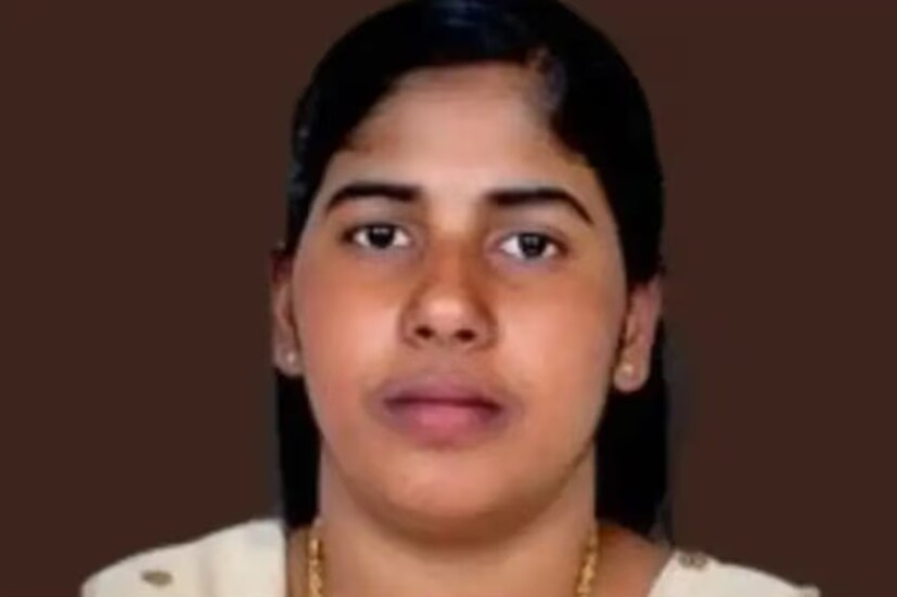 কেরলের পালাক্কড় জেলার ৩৮ বছর বয়সী নার্স নিমিশা প্রিয়া চাকরির জন্য ইয়েমেনে গিয়েছিলেন। সেখানে তিনি স্থানীয় এক ব্যক্তি তালাল আবদো মেহদির সঙ্গে ব্যবসা করতেন, কিন্তু আইনজীবীদের মতে, সেই ব্যক্তি তাঁকে হয়রানি শুরু করেন। পরিস্থিতি এমন হয়ে ওঠে যে ২০১৭ সালে নিমিশা তাঁকে হত্যা করেন, যার কারণে ২০২০ সালে ইয়েমেনের একটি আদালত তাঁকে মৃত্যুদণ্ড দেয়। তাঁর শেষ আপিল ২০২৩ সালে প্রত্যাখ্যান করা হয়েছে এবং ইয়েমেনের মিডিয়া রিপোর্ট অনুসারে তাকে ১৬ জুলাই, ২০২৫ তারিখে ফাঁসি দেওয়া হবে।