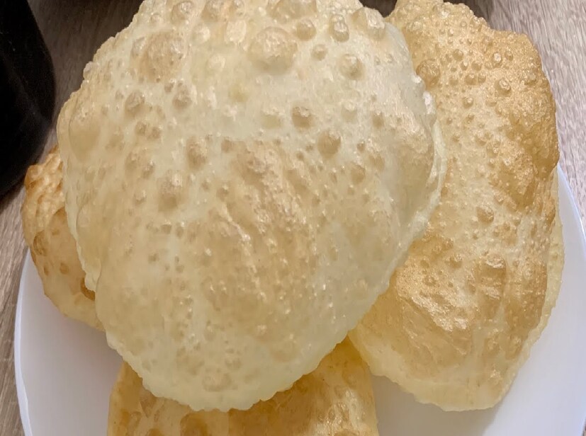 *লুচি বাঙালি আবেগ। সকালের জলখাবারে ফুলকো লুচির সঙ্গে সাদা আলুর তরকারি বা ছোলার ডাল, সঙ্গে যদি থাকে বোঁদে তাহলে তো কথাই নেই। আবার অনেকের পছন্দ লুচির সঙ্গে কষা আলুর দম, সঙ্গে মিষ্টি। কেউ কেউ আবার লুচির সঙ্গে ভালবাসেন কষা খাসি বা মুরগির মাংস। কারণ এই দুইয়ের কম্বিনেশন খুবই জমাটি, যা মোটামুটি অনেকেরই খুব প্রিয়।