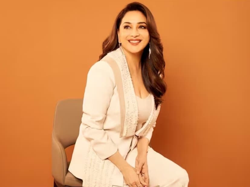যদিও ‘দয়াবান’ ছবির ওই বিতর্কিত দৃশ্য ছবিতে না রাখার জন্য পরিচালক ফিরোজ খানের কাছে অনুরোধ জানিয়েছিলেন মাধুরী। কিন্তু পরিচালক তা সরাতে চাননি। আইনি নোটিসের পরে ১ কোটি টাকা দিয়ে ওই দৃশ্য রাখা হয় ছবিটিতে। 