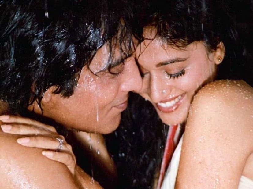 পিছন ফিরে তাকাতে হয়নি তাঁকে। তবে এক অভিনেতার বিপরীতে নায়িকা হিসেবে অভিনয় করেছিলেন মাধুরী। আবার পরে সেই অভিনেতারই পুত্রের বিপরীতেও নায়িকা হিসেবে দেখা গিয়েছিল অভিনেত্রীকে। আর সেই অভিনেতা হলেন বিনোদ খান্না। তিনি এমন একটা সময়ে বলিউডে পা রেখেছিলেন, যখন রীতিমতো বি-টাউনে দাপিয়ে রাজত্ব করছেন সুনীল দত্ত, অমিতাভ বচ্চন এবং ঋষি কাপুরের মতো অভিনেতারা। ১৯৬৮ সালে অভিনয় জগতে পদার্পণ করেছিলেন বিনোদ খান্না। প্রথম দিকে খল চরিত্রেই অভিনয় করতেন তিনি। প্রসঙ্গত পরে ওশোর শিষ্য হয়ে উঠেছিলেন এই অভিনেতা।