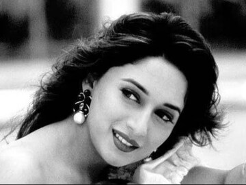 'এই শোনো, ব্লাউজটা খুলে ফেল, তারপরেই আমি...' পরিচালকের দাবি শুনে হাউহাউ করে কাঁদেন মাধুরী