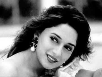 'এই শোনো, ব্লাউজটা খুলে ফেল, তারপরেই আমি...' পরিচালকের দাবি শুনে হাউহাউ করে কাঁদেন মাধুরী 'এই শোনো, ব্লাউজটা খুলে ফেল, তারপরেই আমি...' পরিচালকের দাবি শুনে হাউহাউ করে কাঁদেন মাধুরী