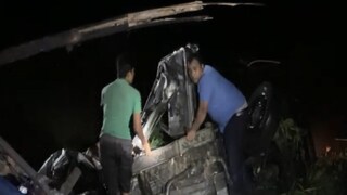 পুকুরে আধডোবা জিপ থেকে আটক পুলিশকর্মীদের উদ্ধারের চেষ্টা৷ 