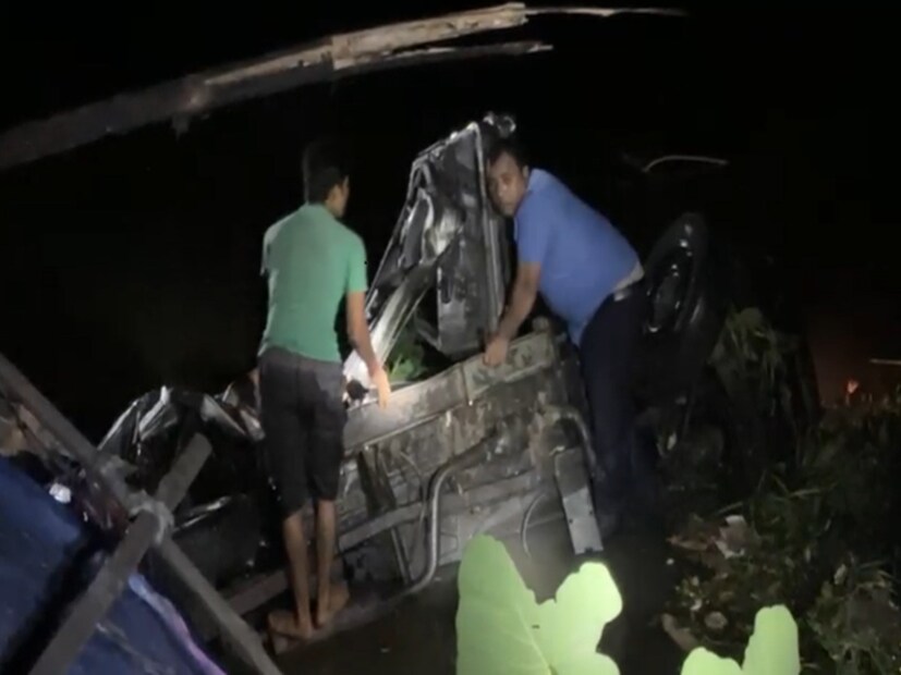 ঘটনাস্থলেই মৃত্যু হয় তিনজনের। আহত সাতজনকে আশঙ্কাজনক অবস্থায় প্রথমে রাসিদপুরে প্রাথমিক চিকিৎসার জন্য নিয়ে যাওয়া হয়, পরে তাঁদের মালদা মেডিকেল কলেজ হাসপাতালে রেফার করা হয়েছে। আহতদের কেউই এখনও পর্যন্ত শনাক্ত করা যায়নি। Representative Image