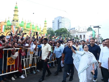 TMC 21 July: ধর্মতলামুখী তৃণমূলের কর্মী-সমর্থকেরা, বাড়ছে ভিড়, কেমন হল ২১শে জুলাইয়ের মঞ্চ? দেখে নিন TMC 21 July: ধর্মতলামুখী তৃণমূলের কর্মী-সমর্থকেরা, বাড়ছে ভিড়, কেমন হল ২১শে জুলাইয়ের মঞ্চ? দেখে নিন