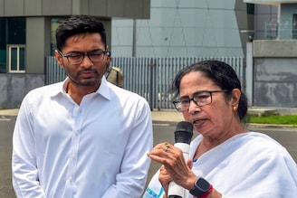 ভোটের আগেই তৃণমূলে বড় চমক...! বিরাট পরিবর্তনের ইঙ্গিত মমতা-অভিষেকের! কাদের উপর পড়বে 'কোপ'?