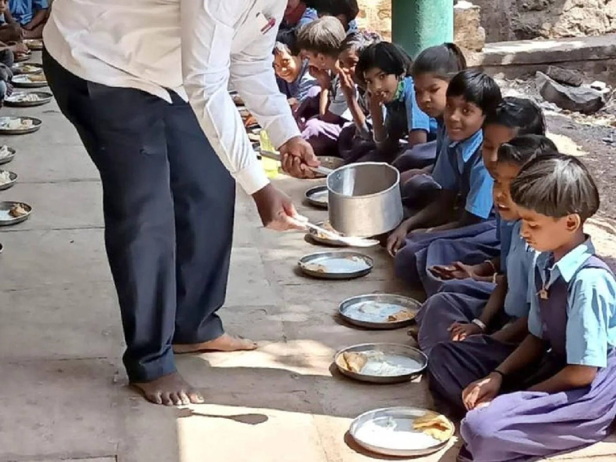 Mid Day Meal: মিড ডে মিল নিয়ে জেলায় জেলায় গাইডলাইন রাজ্যের, জলপাইগুড়ির এক স্কুলে অব্যবস্থা নজরে আসতেই তৎপর রাজ্য