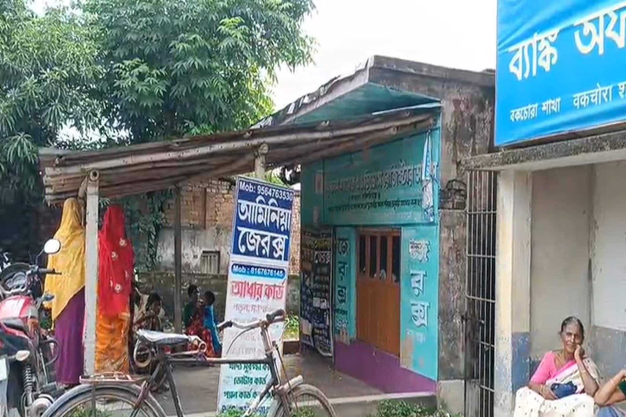 সবাই জানত জেরক্স সেন্টার, ভিতরে কী চলছিল? মিনাখার দোকানে হানা দিয়ে হতবাক পুলিশ