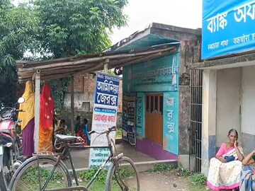 মিনাখার এই জেরক্সের দোকানেই হানা দেয় পুলিশ৷ 