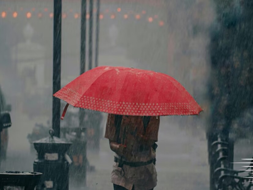 জলের ট্যাঙ্ক পরিষ্কার রাখা: ভূগর্ভস্থ বা আন্ডারগ্রাউন্ড জলের ট্যাঙ্ক এবং বাড়ির ছাদে থাকা ওয়াটার ট্যাঙ্ক পরিষ্কার করতে হবে। এতে জলবাহিত রোগ ছড়িয়ে পড়ার আশঙ্কা অনেকাংশে কমানো যাবে। জল সরবরাহে যাতে সংক্রমণ বা দূষণের উপস্থিতি না থাকে, সেটাও নিশ্চিত করতে হবে। (Representative Image) 