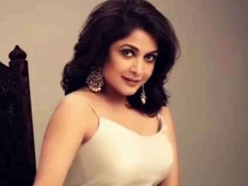 আসলে আক্কিনেনি পরিবারের তিন প্রজন্মের অভিনেতা - ঠাকুর্দা, বাবা, ছেলে অর্থাৎ সেই নাগেশ্বর রাও থেকে শুরু করে আক্কিনেনি অখিলের সঙ্গে পর্যন্ত অভিনয় করেছেন রম্যা। আগে আক্কিনেনি নাগেশ্বর রাওয়ের সঙ্গে ‘সূত্রাধারু’, ‘দাড়ুগু মুতা দাম্পত্যম’ এবং ‘ইদ্দারে দিভান’-এর মতো ছবিতে অভিনয় করেছিলেন। যদিও এই তিনটি ছবিতেই আক্কিনেনি নাগেশ্বর রাওকে নায়কের ভূমিকায় দেখা গিয়েছিল। আবার নাগেশ্বর-পুত্র নাগার্জুনের বিপরীতে নায়িকা হিসেবেও অভিনয় করেছেন অভিনেত্রী। একাধিক ব্লকবাস্টার ছবি রয়েছে এই জুটির ঝুলিতে।