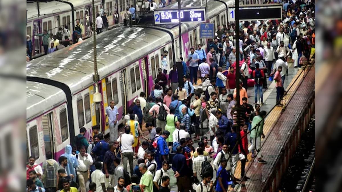 Why Central Railway Wants 800 Mumbai Offices To Change Office Timings: প্রতিদিন মাত্র ১৮১০টি ট্রেনে চেপে যাতায়াত করেন ৩৫ লক্ষেরও বেশি যাত্রী, একপ্রকার বিপাকে পড়েই অফিসের সময় বদলানোর আর্জি সেন্ট্রাল রেলওয়ের
