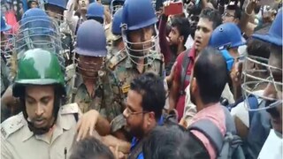 চাকরিহারা শিক্ষকদের সঙ্গে পুলিশের ধস্তাধস্তি৷ 