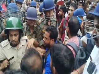 চাকরিহারা শিক্ষকদের সঙ্গে পুলিশের ধস্তাধস্তি৷ 