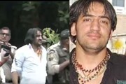 ‘তেরে নাম’ হেয়ারস্টাইল, সাদা ঝকঝকে জামা, নীল জিনসে কেতাদুরস্ত হয়ে প্যারোলে বেরোলেন নীরজ