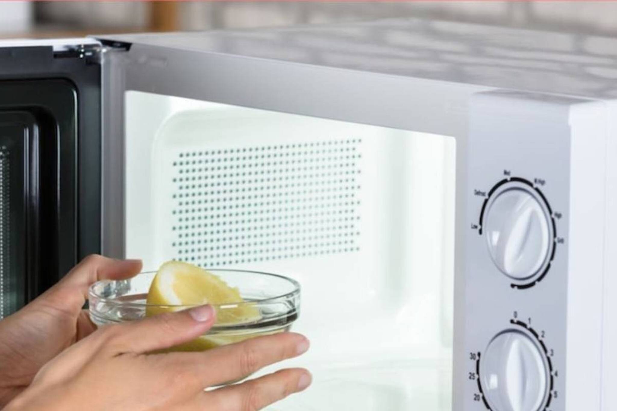 মাইক্রোওয়েভের গন্ধ, তেল চিটচিটে ভাব পুরোপুরি উধাও! শুধু লাগবে একটি পাতি লেবু! রইল সহজ টিপস