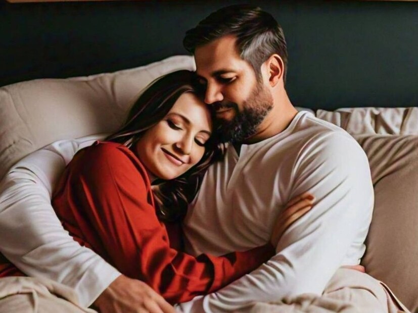 অনেক বিবাহিত দম্পতি প্রতিদিন যৌন মিলন করেন, কিন্তু কিছু সঙ্গী মাঝে মাঝে যৌন মিলন করতে পছন্দ করেন। স্বাস্থ্য বিশেষজ্ঞদের মতে, দীর্ঘ সময় ধরে ঘনিষ্ঠতার অভাব মহিলাদের মানসিক এবং শারীরিক স্বাস্থ্য উভয়কেই প্রভাবিত করতে পারে। অতএব, যৌন সম্পর্ক যে কোনও দম্পতির সম্পর্কের একটি গুরুত্বপূর্ণ অংশ। এটি দম্পতির মধ্যে বন্ধনকে উৎসাহিত করে। শারীরিক সম্পর্কের সময়, কিছু ছোট জিনিস আপনার অভিজ্ঞতাকে আরও ভাল করে তুলতে পারে। 