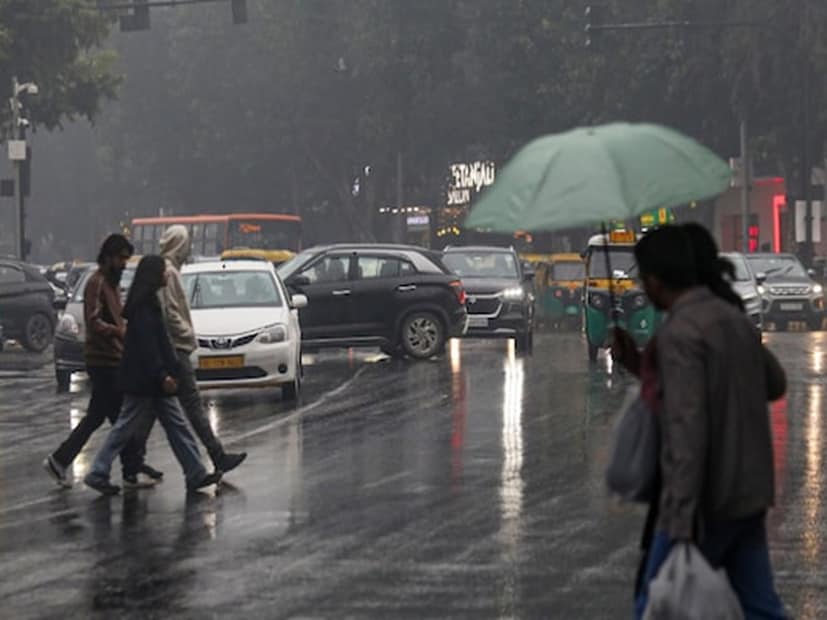  দার্জিলিং : শৈলশহরে কুয়াশামাখা পরিবেশ বজায় থাকবে। আকাশ অংশত মেঘলা। সকাল থেকেই ভিজছে শৈলশহর। দিনভর বৃষ্টির সম্ভাবনা। তাপমাত্রা ১৭ ডিগ্রি।<br />কালিম্পং: মেঘলা আকাশ। বৃষ্টির সম্ভাবনা কালিম্পংয়েও। তাপমাত্রা ১৮-১৯ ডিগ্রি।