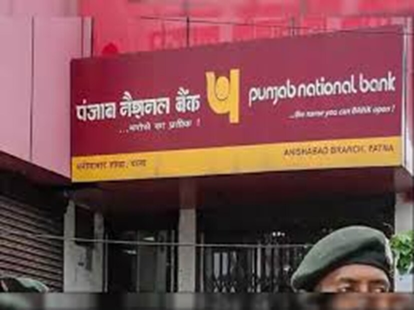 KYC আপডেট না করলে কী হবে?যদি গ্রাহকরা ৮ আগস্ট ২০২৫-এর মধ্যে KYC আপডেট না করেন, তাহলে তারা তাদের অ্যাকাউন্ট থেকে কোনও ধরনের লেনদেন করতে পারবেন না। ব্যাঙ্ক অ্যাকাউন্টে সাময়িকভাবে নিষেধাজ্ঞা (অস্থায়ী ফ্রিজ) আরোপ করা হবে, যার ফলে আপনি না টাকা জমা দিতে পারবেন, না তুলতে পারবেন।