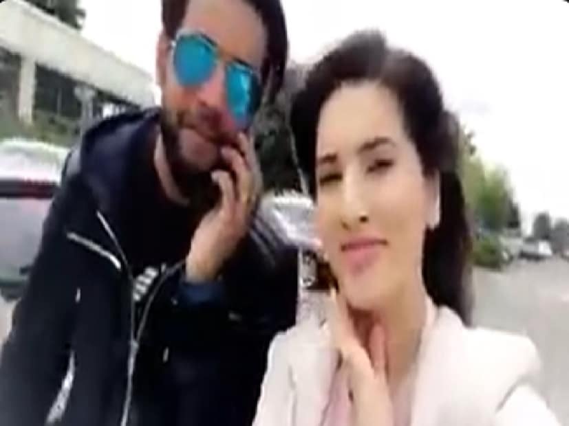 ২০১৭ সালে, তাঁদের দুজনেরই অনেক ব্যক্তিগত ছবি সোশ্যাল মিডিয়ায় ফাঁস হয়ে যায়। মেয়েটি অভিযোগ করে যে ইমাদের অনেক মহিলার সঙ্গে সম্পর্ক ছিল। Photo- Collected 