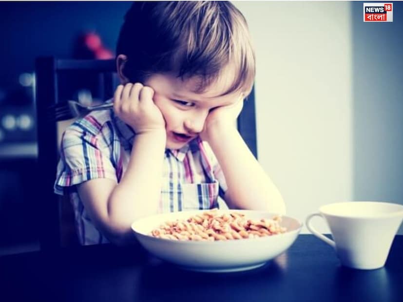 যখন বাচ্চারা তাদের বাবা-মাকে ছোট ছোট ঘরের কাজ এড়িয়ে চলতে দেখে বা দায়িত্ব এড়িয়ে যেতে দেখে, তখন তারাও অলসতা এবং গড়িমসি করতে শেখে। এর ফলে তাদের দায়িত্ব নেওয়ার ক্ষমতা কমে যায়।