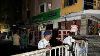 আনন্দপুরের সেই গেস্ট হাউজের বাইরে পুলিশ৷ 