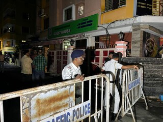 আনন্দপুরের সেই গেস্ট হাউজের বাইরে পুলিশ৷ 
