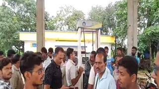 ভাতারের পেট্রোল পাম্পে ক্রেতাদের বিক্ষোভ৷ 