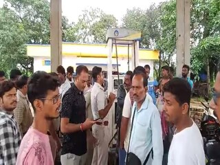 ভাতারের পেট্রোল পাম্পে ক্রেতাদের বিক্ষোভ৷ 