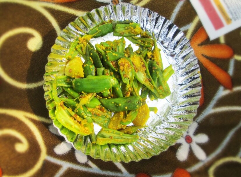 আচার এখন তৈরি, আর কিছু করার দরকার নেই। ফ্রিজে রেখে যখন ইচ্ছা বের করে খাওয়া যেতে পারে। তবে, স্বাদ বাড়াতে চাইলে ফ্রিজে তোলার আগে পাত্রটি ২-৩ দিন রোদে রাখাই যায়, না রাখলেও চলে, এটা একান্তই ব্যক্তিগত ব্যাপার! বলে রাখা উচিত হবে যে এই আচার সুস্বাদের পাশাপাশি স্বাস্থ্যের জন্যও উপকারী। এতে উপস্থিত ভিটামিন সি এবং অ্যান্টিঅক্সিডেন্ট রোগ প্রতিরোধ ক্ষমতা শক্তিশালী করে। এছাড়া, এতে উপস্থিত ফাইবার এবং মশলা হজম ব্যবস্থা উন্নত করে। (Representative Image)