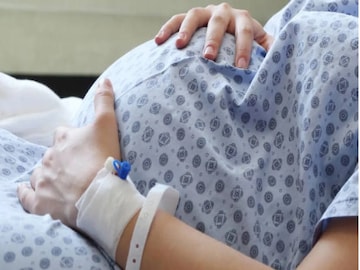 Pregnancy: থরথর করে কাঁপছিল নতুন মায়েরা, শুরু হয় প্রবল শ্বাসকষ্ট! সন্তান জন্ম দেওয়ার পরেই কী ঘটল বালুরঘাট হাসপাতালের স্ত্রী বিভাগে? তোলপাড়