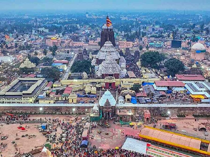 *জগন্নাথ ধাম পুরীর কাছে ৫ জায়গা: ওড়িশার পুরীর নাম শুনলে প্রথমেই মাথায় আসে জগন্নাথ মন্দির ও রথযাত্রার ছবি। প্রতি বছর লক্ষ লক্ষ ভক্ত এই মহৎ যাত্রায় যোগ দিতে পুরী পৌঁছন। পুরী সৈকত ছাড়াও আশপাশে দুর্দান্ত কিছু জায়গা রয়েছে, যা ছাড়া আপনার পুরো ভ্রমণ অসম্পূর্ণ বলে বিবেচিত হয়। আপনি যদি পুরী যাওয়ার প্ল্যান করেন, তাহলে মন্দির থেকে ৫০ কিলোমিটার ব্যাসার্ধের মধ্যে ৫ জায়গা অন্তর্ভুক্ত করুন।