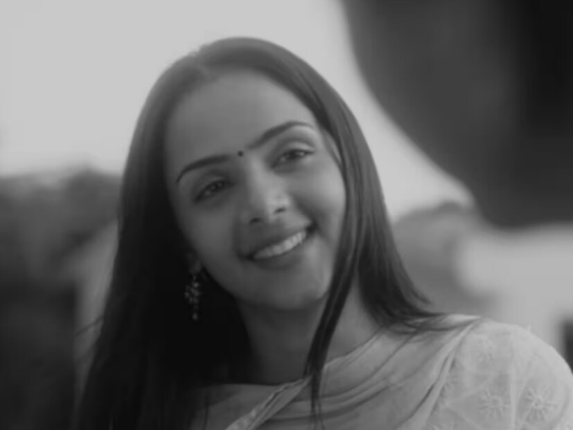 ঘটনার খবর পাওয়া মাত্রই ঘটনাস্থলে পৌঁছয় পুলিশ। মৃতদেহটি ময়নাতদন্তের জন্য পাঠানো হয়েছে এবং তদন্ত শুরু করা হয়েছে।  নিজেদের বাড়িতেই রাধিকাকে গুলি করে হত্যা করেন তাঁর বাবা৷ 