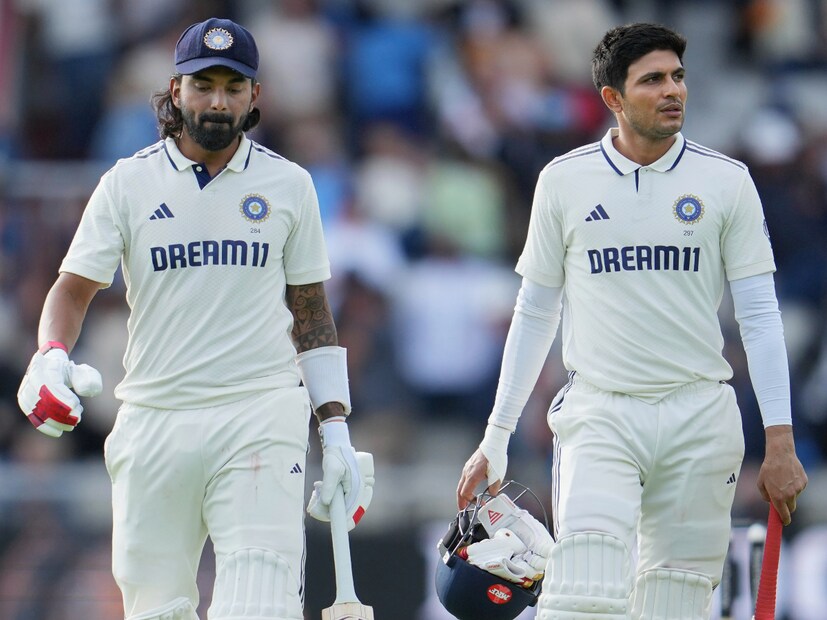 সেশনের পর সেশন ঠান্ডা মাথায় ব্যাট করেন গিল ও রাহুল। কোনও আগ্রাসী শট, অতিরিক্ত ঝুঁকি নেওয়া কোনও কিছুই ছিল না দুজনের ব্যাটিংয়ে। মনে পড়ে যায় ইডেনে অজিদের বিরুদ্ধে রাহুল দ্রাবিড় ও ভিভিএস লক্ষ্মণের ইনিংস। যদিও কাজ ওখনও অনেক বাকি দুই ব্যাটারের। (Photo-AP)