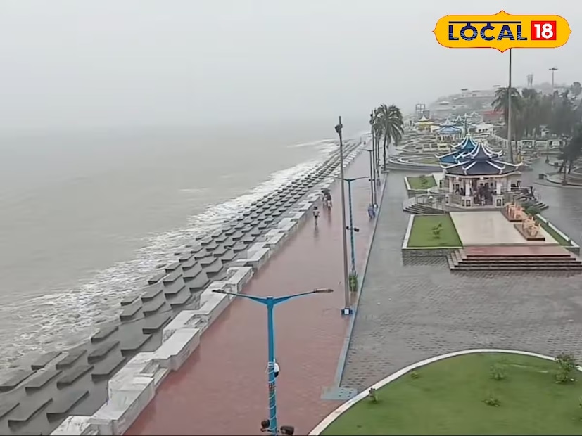 বৃহস্পতিবার রাত থেকে শুরু হয়েছে বৃষ্টি। শুক্রবার সকাল থেকেই বেড়েছে বৃষ্টির পরিমাণ। বেলা যেত বাড়ছে ততই বাড়ছে বৃষ্টির ব্যাপকতা। বঙ্গোপসাগরে ঘনিয়েছে প্রবল নিম্নচাপ। এই নিম্নচাপের প্রভাবে রাজ্যের উপকূলবর্তী জেলা সহ গাঙ্গেয় পশ্চিমবঙ্গের জেলাগুলিতে ভারী থেকে অতি ভারী বৃষ্টির পূর্বাভাস। কোনও কোনও জেলায় ২০ সেন্টিমিটারেরও বেশি বৃষ্টির পূর্বাভাস দিয়েছে হাওয়া অফিস। ভারী থেকে অতি ভারী বৃষ্টি সতর্কতা একাধিক জেলায়। নিম্নচাপের এই বৃষ্টি চলবে বুধবার পর্যন্ত।
