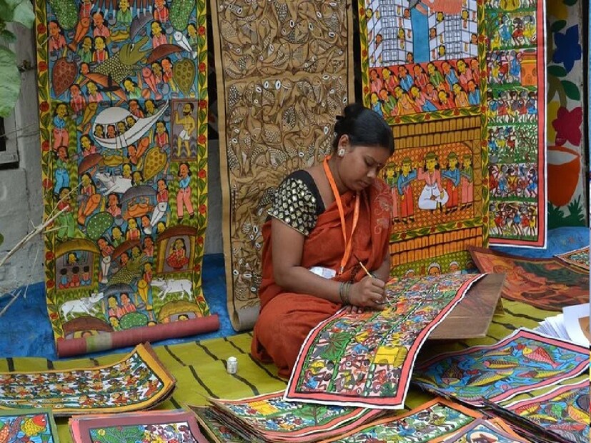 *রঘুরাজপুর গ্রামঃ পুরী থেকে অল্প দূরত্বে রঘুরাজপুর গ্রাম। এটি শিল্পীদের আবাসস্থল। এখানকার বাড়িগুলির দেয়ালে পেইন্টিং আর গ্রামের রাস্তায় সৃজনশীলতা আপনাকে অবাক করবে। 'পটচিত্র' চিত্রকলা, তালপাতার কারিগর এবং কাঠের খোদাই করা শিল্প সারা দেশে খ্যাত। শিল্প ভালবাসে এমন প্রতিটি মানুষের জন্য এই গ্রাম প্রায় স্বর্গ।