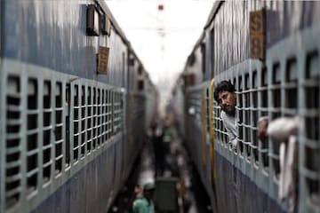 রাতের ট্রেনে যাতায়াত করেন? যাত্রীদের জন্য বড় ধাক্কা...! টিকিট কাটার আগে অবশ্যই জানুন রাতের ট্রেনে যাতায়াত করেন? যাত্রীদের জন্য বড় ধাক্কা...! টিকিট কাটার আগে অবশ্যই জানুন