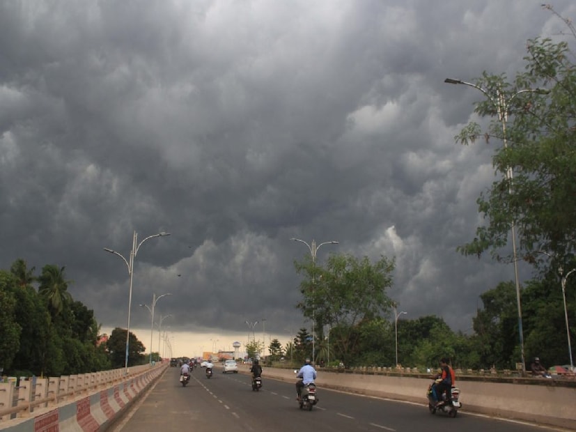 শুক্রবার থেকে নিম্নচাপের প্রভাবে দক্ষিণবঙ্গের সব জেলায় বৃষ্টি চলবে। ২৭ জুলাই রবিবার পর্যন্তও নিম্নচাপের প্রভাবে দক্ষিণবঙ্গের সব জেলায় ভারী থেকে অতি ভারী বৃষ্টি, দুর্যোগের আশঙ্কা।