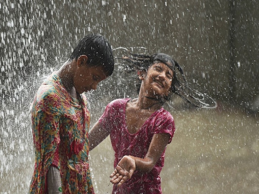 ভারী বৃষ্টির কারণে নদীর জল স্তর বাড়বে। তিস্তা তোর্সা জলঢাকা নদীতে জলস্তর বাড়বে।নিচু এলাকা প্লাবিত হওয়ার সম্ভাবনা। দার্জিলিং, কালিম্পং-র পার্বত্য এলাকায় ধস নামার আশঙ্কা। Input- Biswajit Saha