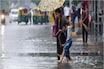 সোমবার থেকেই কলকাতা-সহ রাজ্যের এসব জেলায় প্রবল ঝড়বৃষ্টি, দেখুন ভিডিও