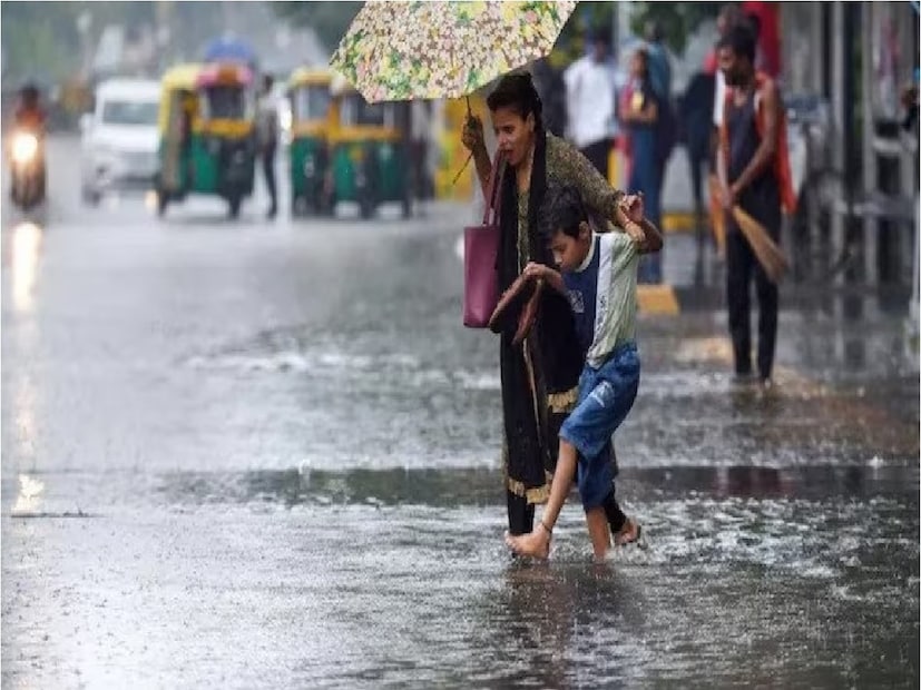 ঝাড়খন্ডে একটি ঘূর্ণাবর্ত রয়েছে। সেই ঘূর্ণাবর্তের প্রভাবেই বাংলায় হালকা মাঝারি বৃষ্টি। আপাতত ভারী বৃষ্টির কোনও সম্ভাবনা আর নেই। ক্রমশ বাতাসে জলীয় বাষ্পের পরিমাণ কমবে।