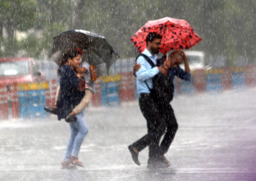 শনিবার কলকাতা ও কলকাতার সংলগ্ন জেলা এবং উপকূলবর্তী জেলাগুলিতে বজ্রবিদ্যুৎ-সহ ঝড় বৃষ্টির পূর্বাভাস। মূলত হালকা থেকে মাঝারি বৃষ্টির সম্ভাবনা।