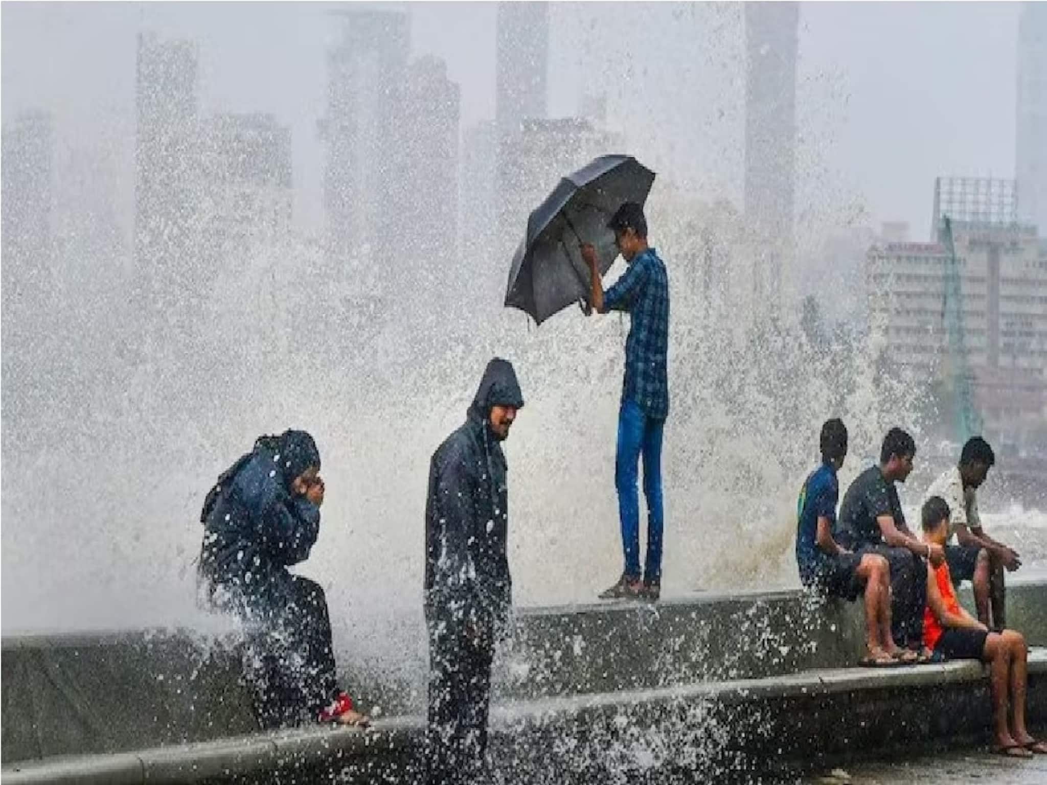 Weather Update: রেহাই নেই উত্তরবঙ্গের! ভারী বৃষ্টি, বন্যা এবং ধস নামতে পারে এসব জেলায়, বিপদ কলকাতা-সহ দক্ষিণেও