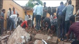 ভারতের রাজস্থানের ঝালাওয়ারে প্রাথমিক বিদ্যালয়ের ছাদ ধসে এখনও পর্যন্ত অন্তত চার শিশুর মৃত্যু হয়েছে। ভারতের রাজস্থানের ঝালাওয়ারে প্রাথমিক বিদ্যালয়ের ছাদ ধসে এখনও পর্যন্ত অন্তত চার শিশুর মৃত্যু হয়েছে।