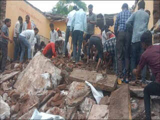 ভারতের রাজস্থানের ঝালাওয়ারে প্রাথমিক বিদ্যালয়ের ছাদ ধসে এখনও পর্যন্ত অন্তত চার শিশুর মৃত্যু হয়েছে।
