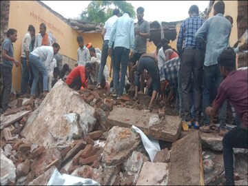 ভারতের রাজস্থানের ঝালাওয়ারে প্রাথমিক বিদ্যালয়ের ছাদ ধসে এখনও পর্যন্ত অন্তত চার শিশুর মৃত্যু হয়েছে।