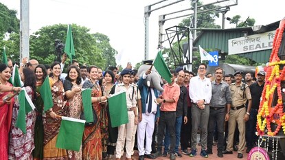 রাজধানীর জন্মদিন পালন হল শিয়ালদহ স্টেশনে রাজধানীর জন্মদিন পালন হল শিয়ালদহ স্টেশনে