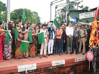রাজধানীর জন্মদিন পালন হল শিয়ালদহ স্টেশনে