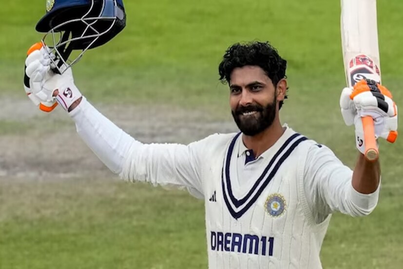 ফ্যানরা অধীর আগ্রহে অপেক্ষা করছিলেন, বিশেষ করে স্টোকসের সঙ্গে হওয়া বাদানুবাদের পর জাদেজা নিশ্চয়ই জোরে ব্যাট ঘুরিয়ে জবাব দেবেন। কিন্তু সেই মুহূর্তে ভারতীয় অলরাউন্ডারের মাথায় কিছু একদম ভিন্ন চিন্তা ছিল। ওল্ড ট্র্যাফোর্ডে ড্রেসিংরুম থেকে গোটা দল তাঁর সেঞ্চুরি উদযাপন করছিল। অধিনায়ক শুভমান গিল তো হাসতে হাসতে জাদেজার সেই তলোয়ার চালানোর ভঙ্গিও নকল করে ফেলেন। মনে হচ্ছিল, এবার বুঝি জাদেজাও পিচের মাঝে দাঁড়িয়ে রাজপুত স্টাইলে ব্যাট ঘোরাবেন। কিন্তু শেষপর্যন্ত তা হল না, কোনও তলোয়ারই চালালেন না তিনি। (Photo: PTI)